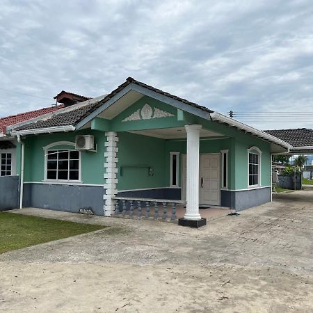 Hanif Homestay Kuching Buitenkant foto
