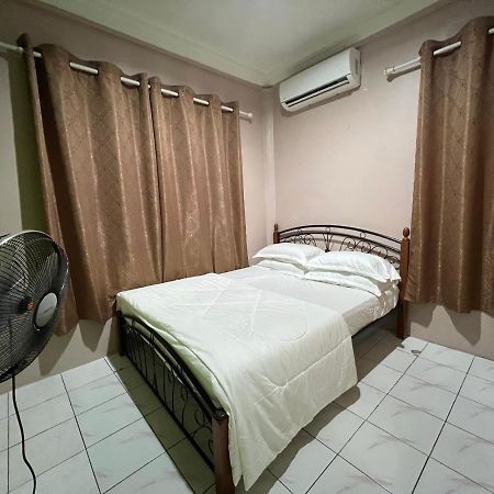 Hanif Homestay Kuching Buitenkant foto