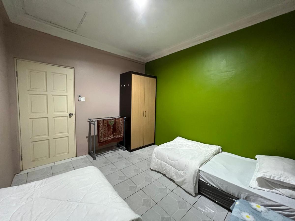 Hanif Homestay Kuching Buitenkant foto