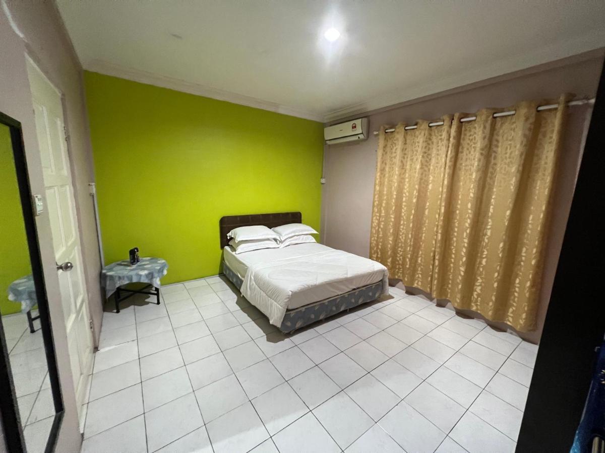 Hanif Homestay Kuching Buitenkant foto