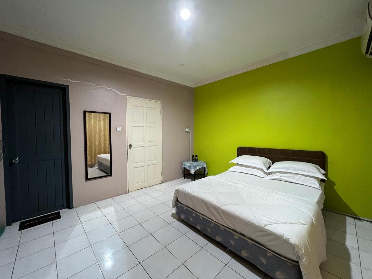 Hanif Homestay Kuching Buitenkant foto