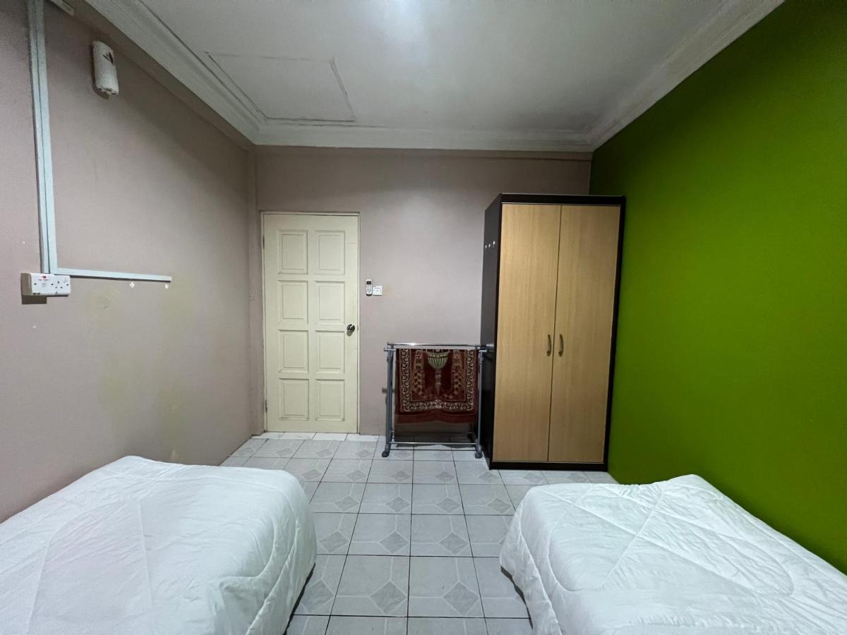 Hanif Homestay Kuching Buitenkant foto