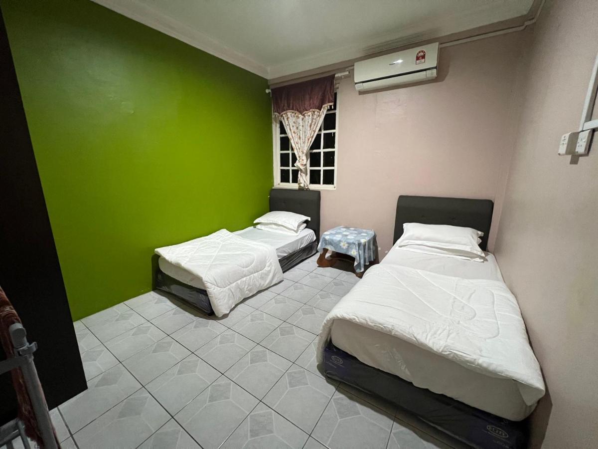 Hanif Homestay Kuching Buitenkant foto