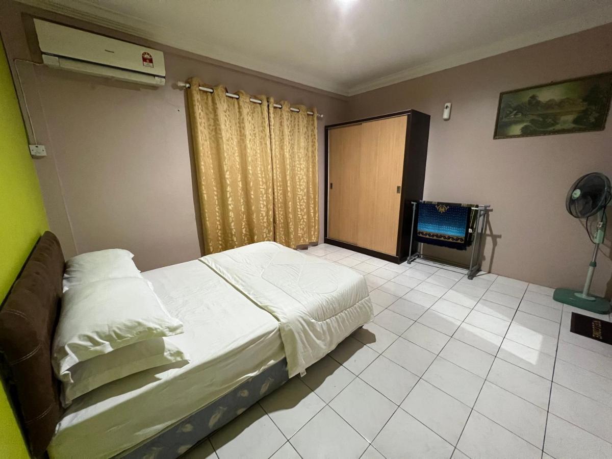 Hanif Homestay Kuching Buitenkant foto