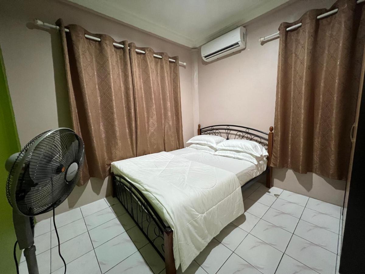 Hanif Homestay Kuching Buitenkant foto