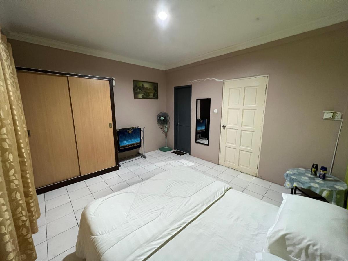 Hanif Homestay Kuching Buitenkant foto