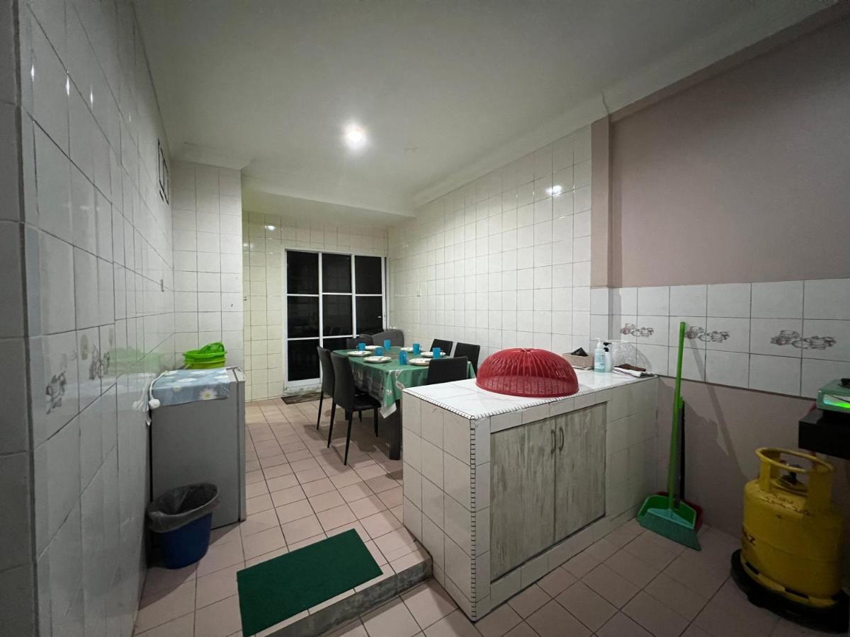 Hanif Homestay Kuching Buitenkant foto
