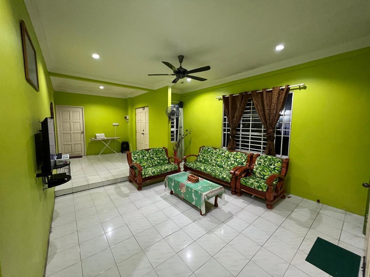 Hanif Homestay Kuching Buitenkant foto