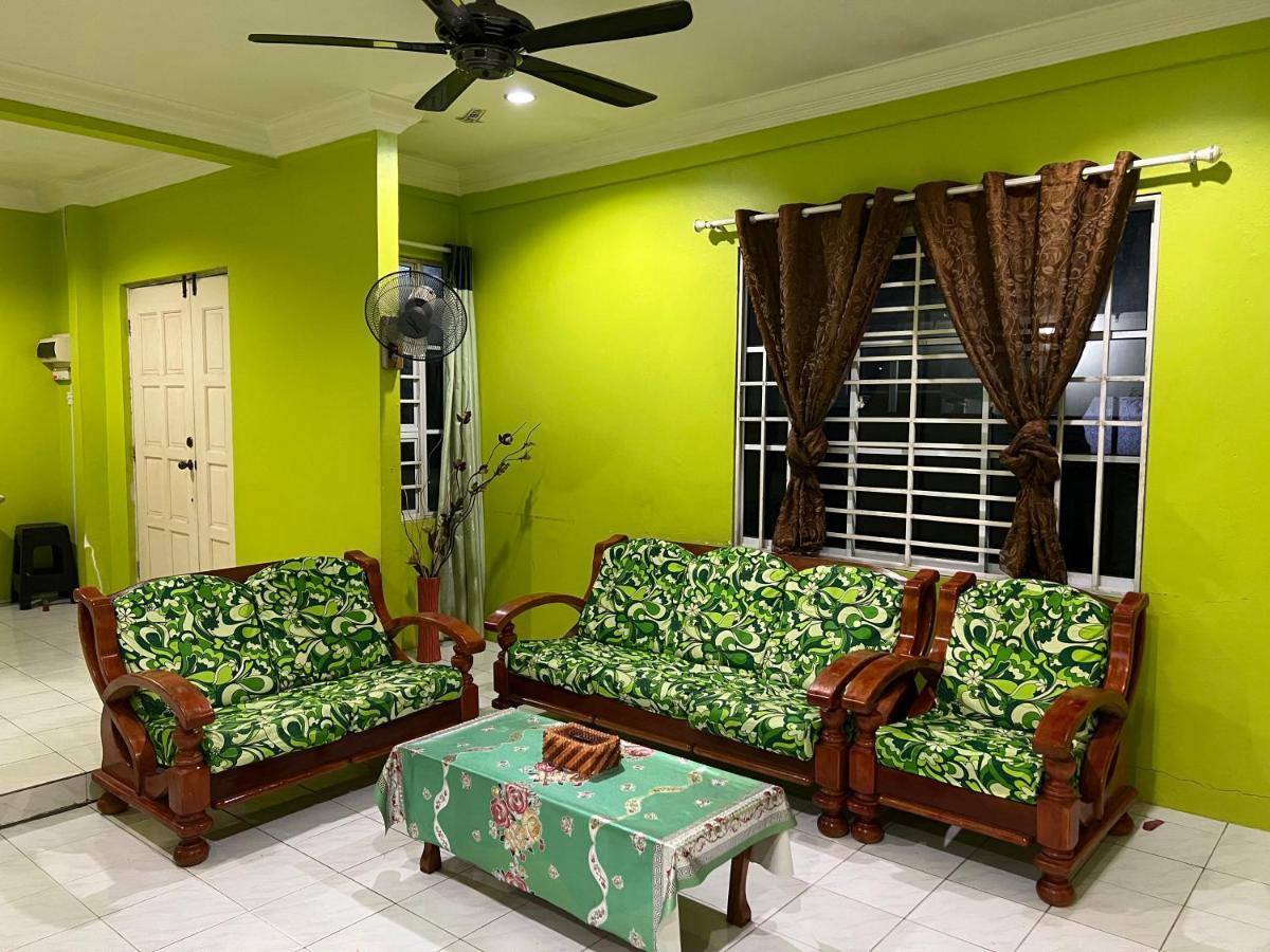 Hanif Homestay Kuching Buitenkant foto