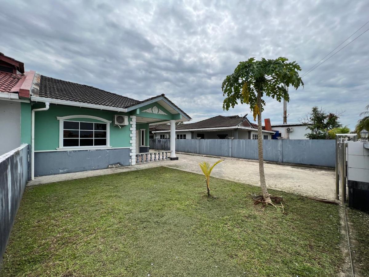Hanif Homestay Kuching Buitenkant foto