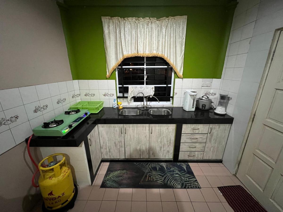 Hanif Homestay Kuching Buitenkant foto