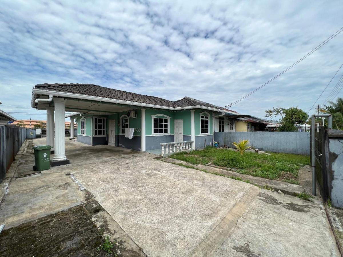 Hanif Homestay Kuching Buitenkant foto