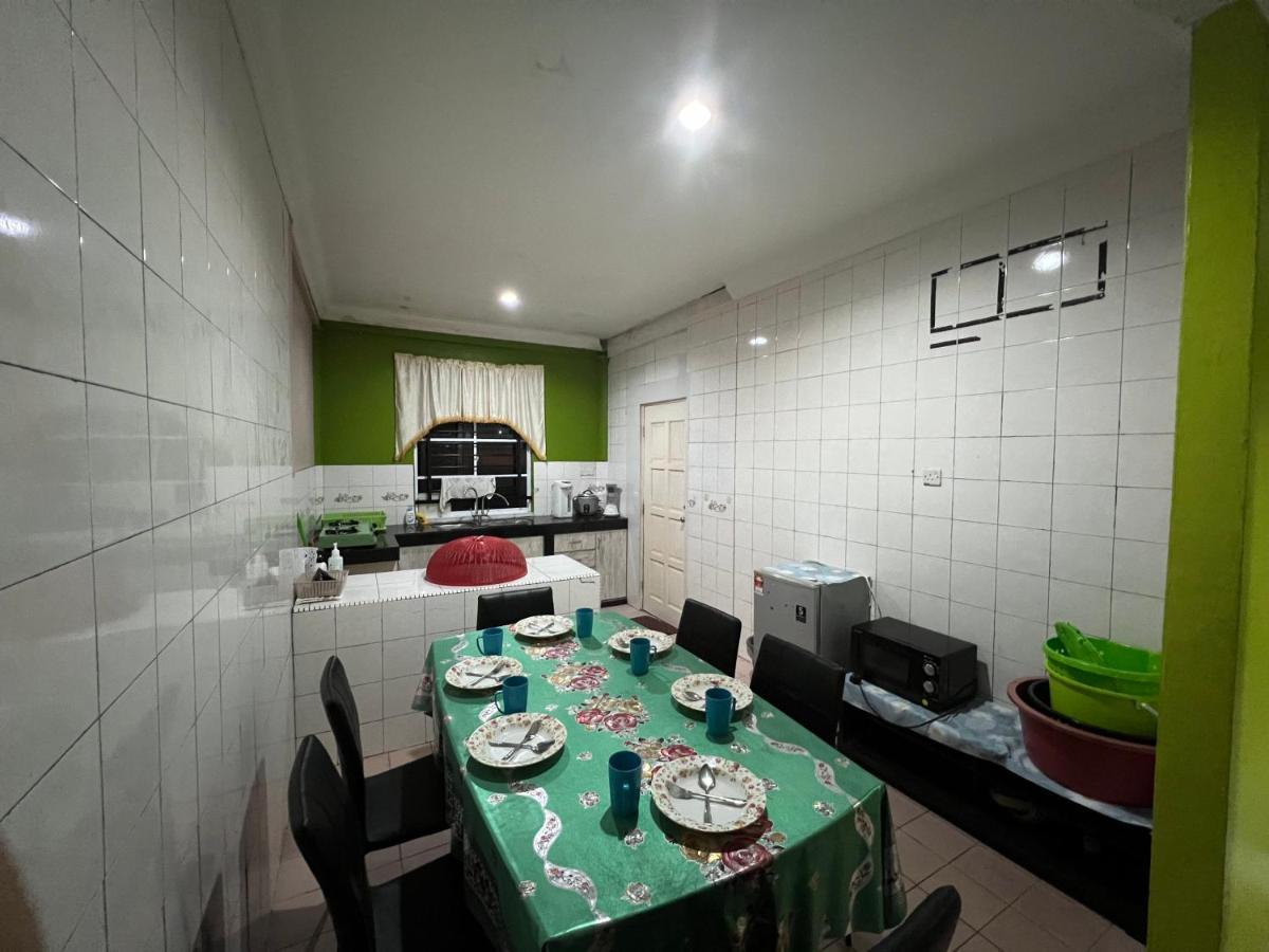 Hanif Homestay Kuching Buitenkant foto
