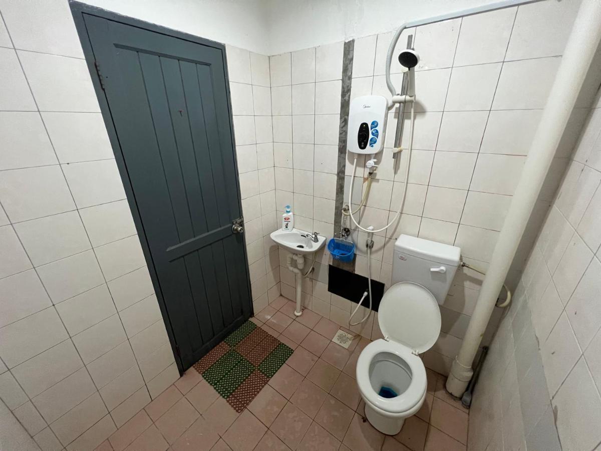 Hanif Homestay Kuching Buitenkant foto