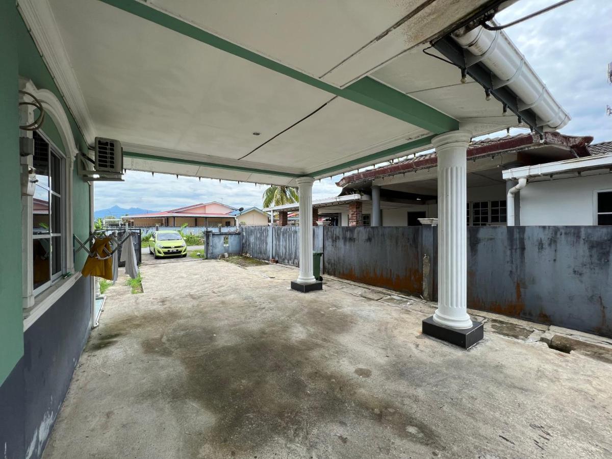 Hanif Homestay Kuching Buitenkant foto