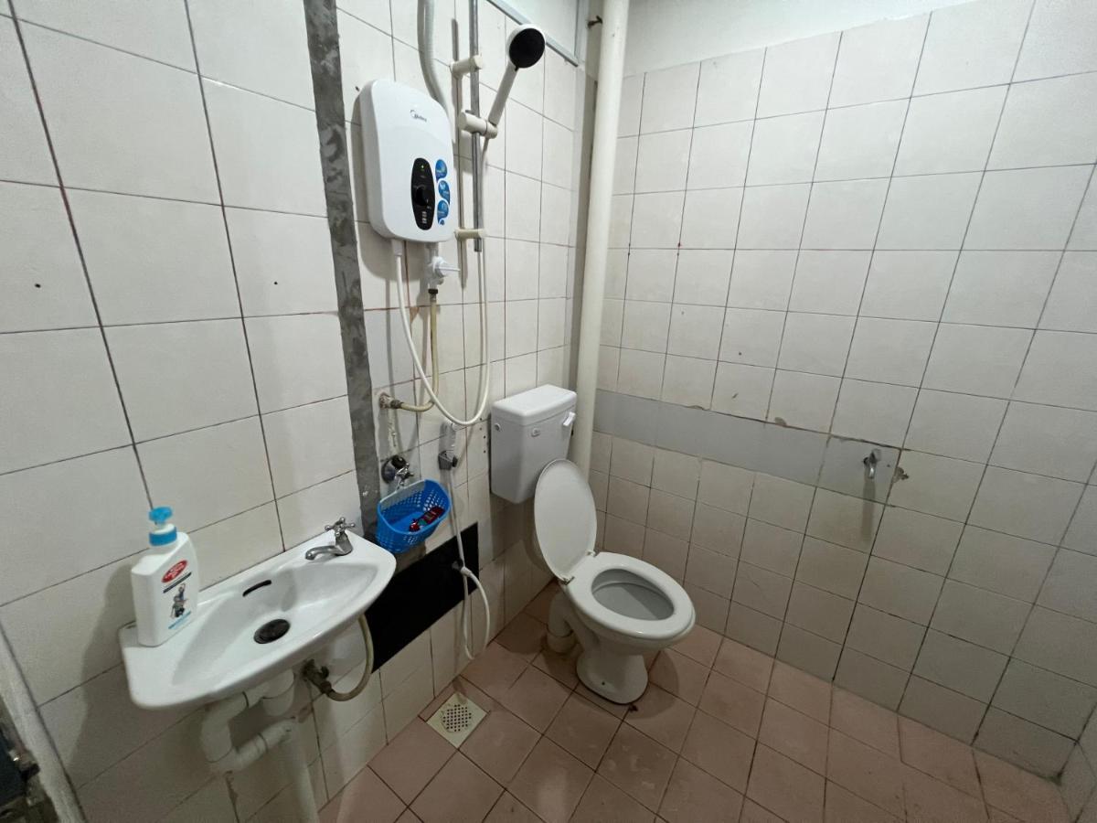 Hanif Homestay Kuching Buitenkant foto