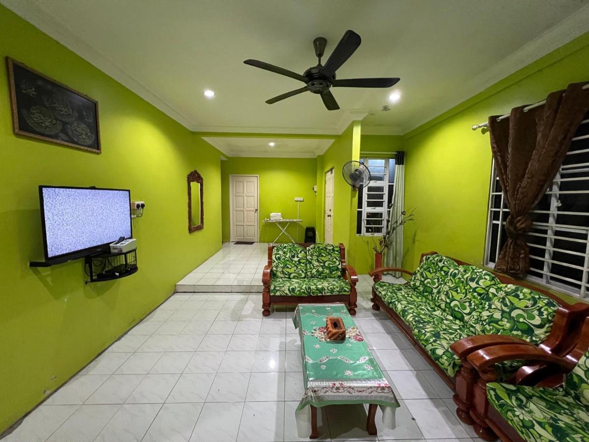 Hanif Homestay Kuching Buitenkant foto